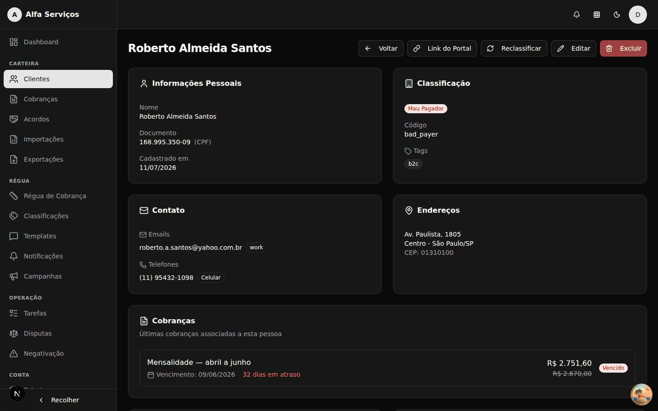 Detalhe do cliente com timeline de interações, cobranças e link do portal